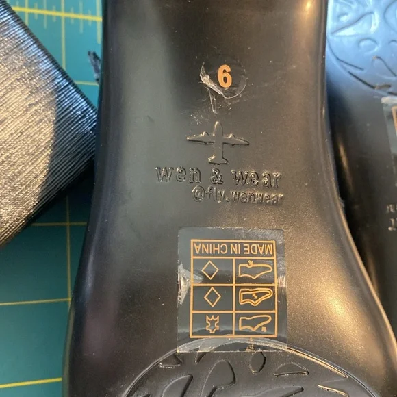 Wen & Where Blue Patent Leather Shoes. Size 9 - Picture 6 of 7